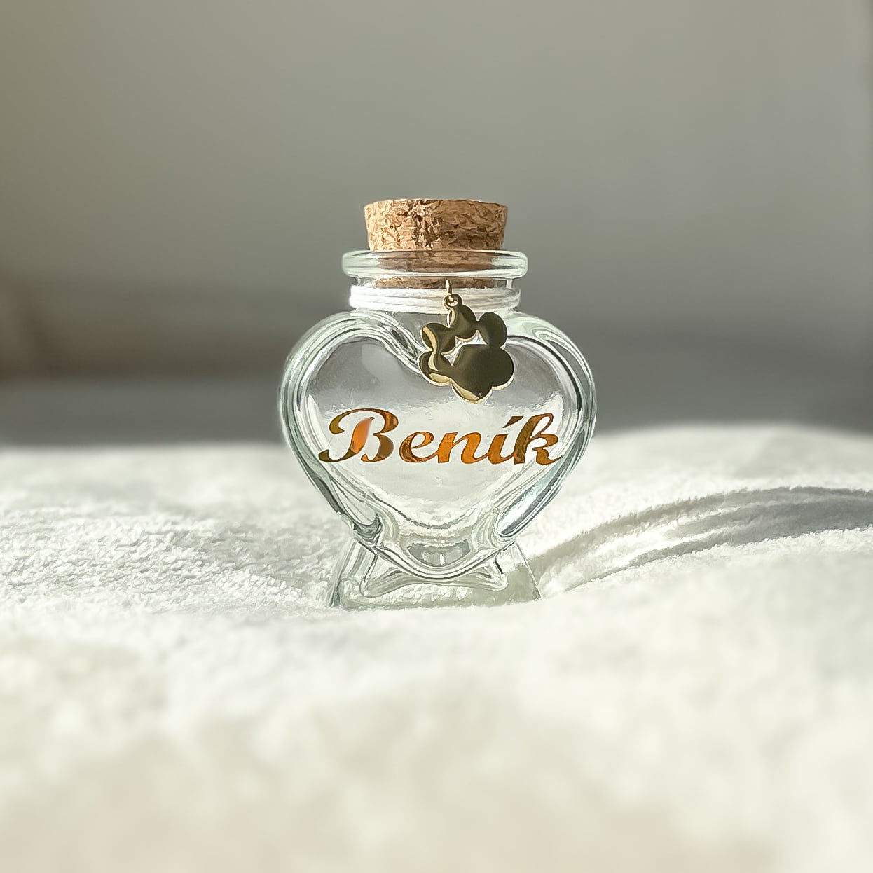 skleněná lahvička na srst